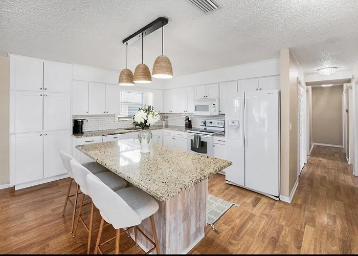Holiday home Coastal Escape- 4 Minute Walk To The Beach! Clearwater Beach