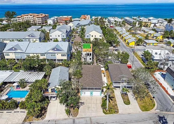 Coastal Escape- 4 Minute Walk To The Beach! Holiday home Clearwater Beach