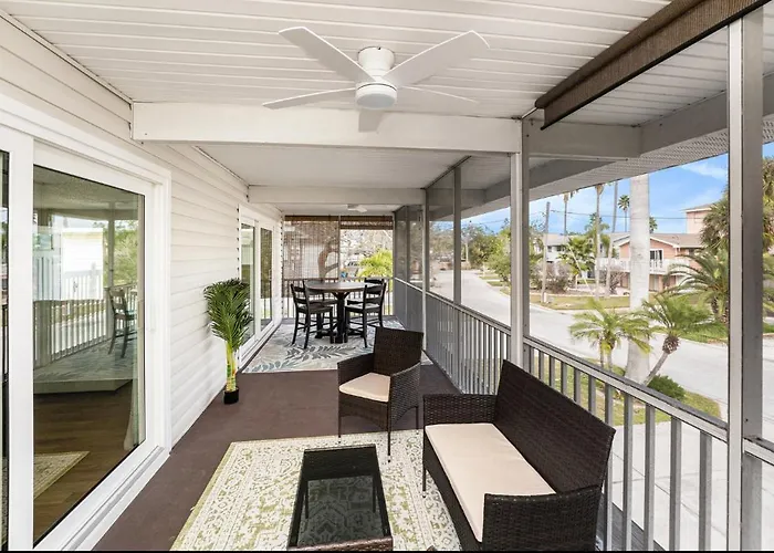 Holiday home Coastal Escape- 4 Minute Walk To The Beach! Clearwater Beach