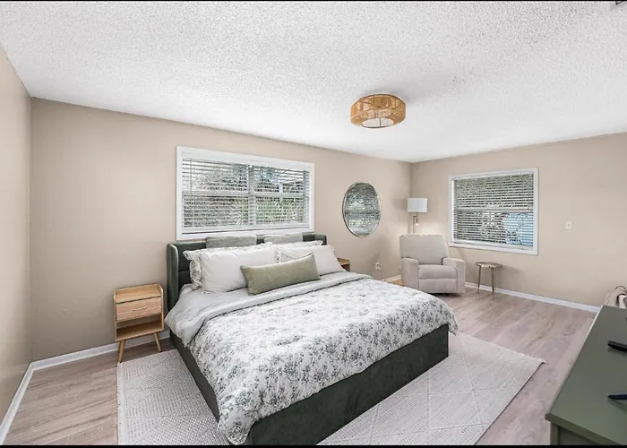 Coastal Escape- 4 Minute Walk To The Beach! Holiday home Clearwater Beach