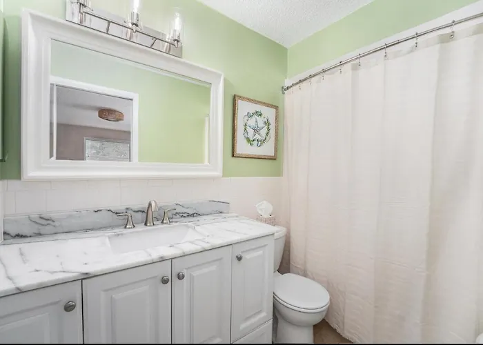 Coastal Escape- 4 Minute Walk To The Beach! Holiday home Clearwater Beach